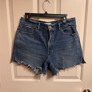 A&F the 4” mom short